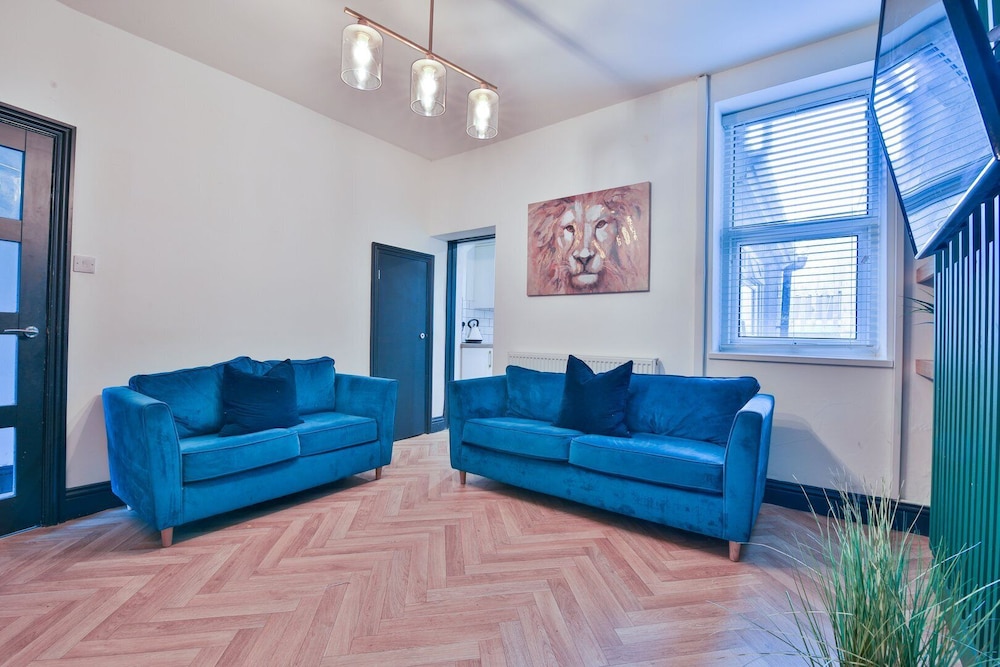 Bright 3-bed Swansea House + Parking
