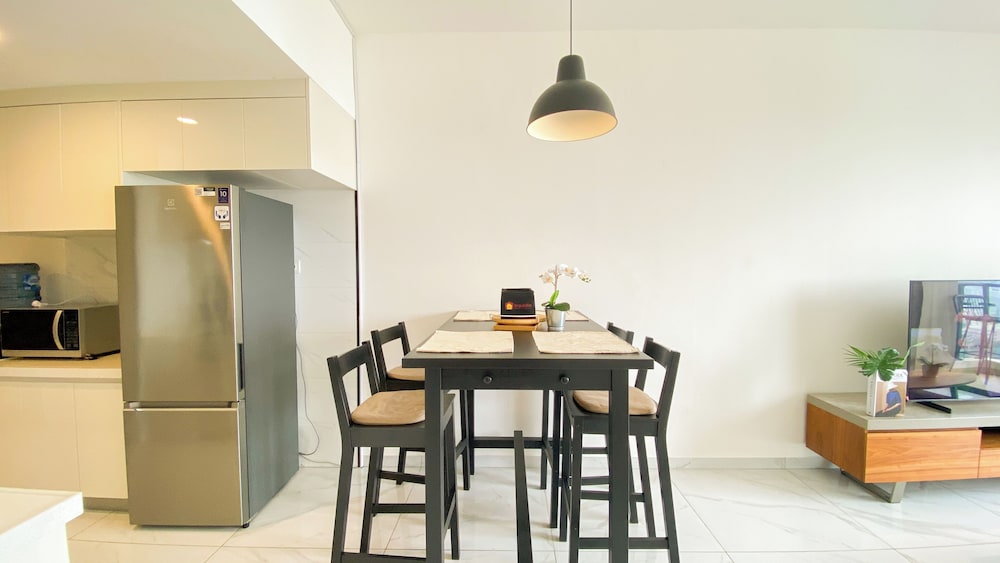 Luxury 2Br With Working Room At Sky House Bsd Apartment