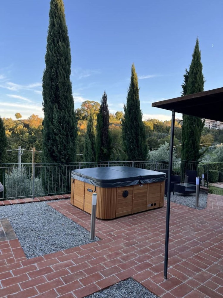 Podere Baiocco Sleeps 22 People 2 Private Pools Walking Distance to Town-podere Baiocco