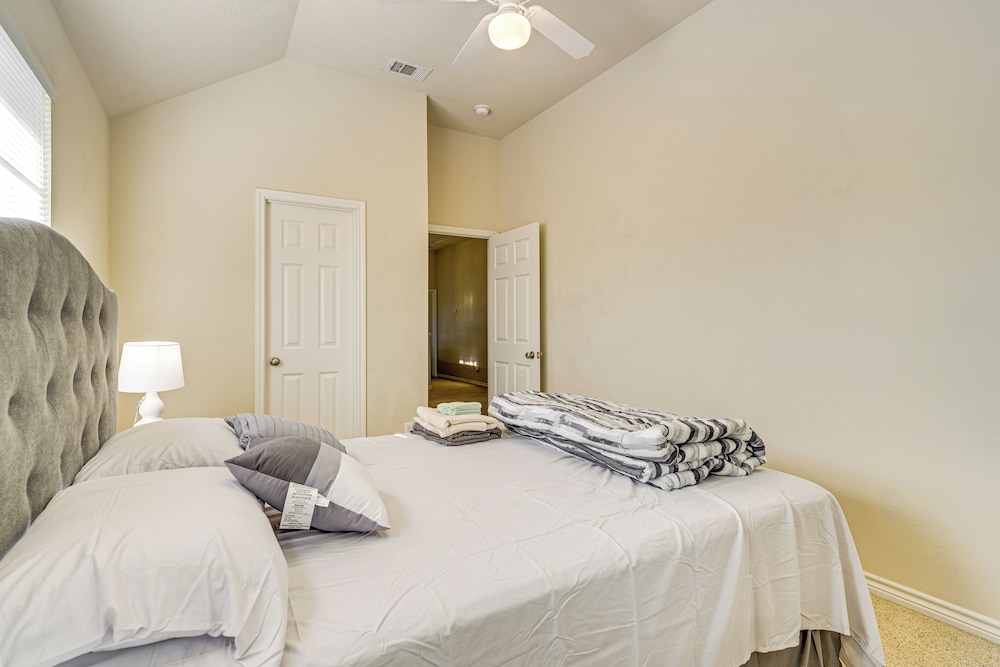 6 Mi to Texas A&m: Home w/ Pool Access