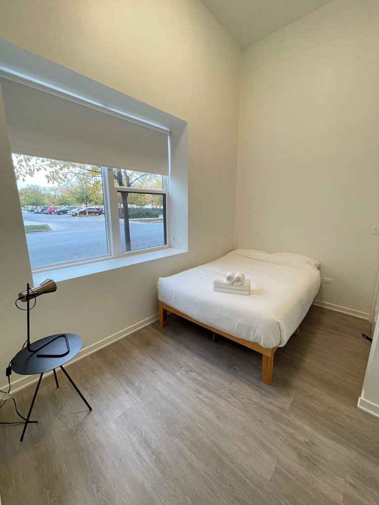 Cozy and Modern Stay in the Heart of C