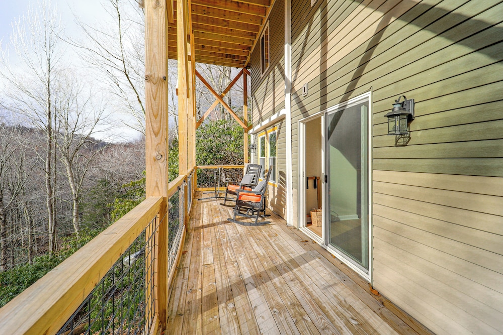 Home w/ Hot Tub & Views: 2 Mi to Beech Mtn Ski