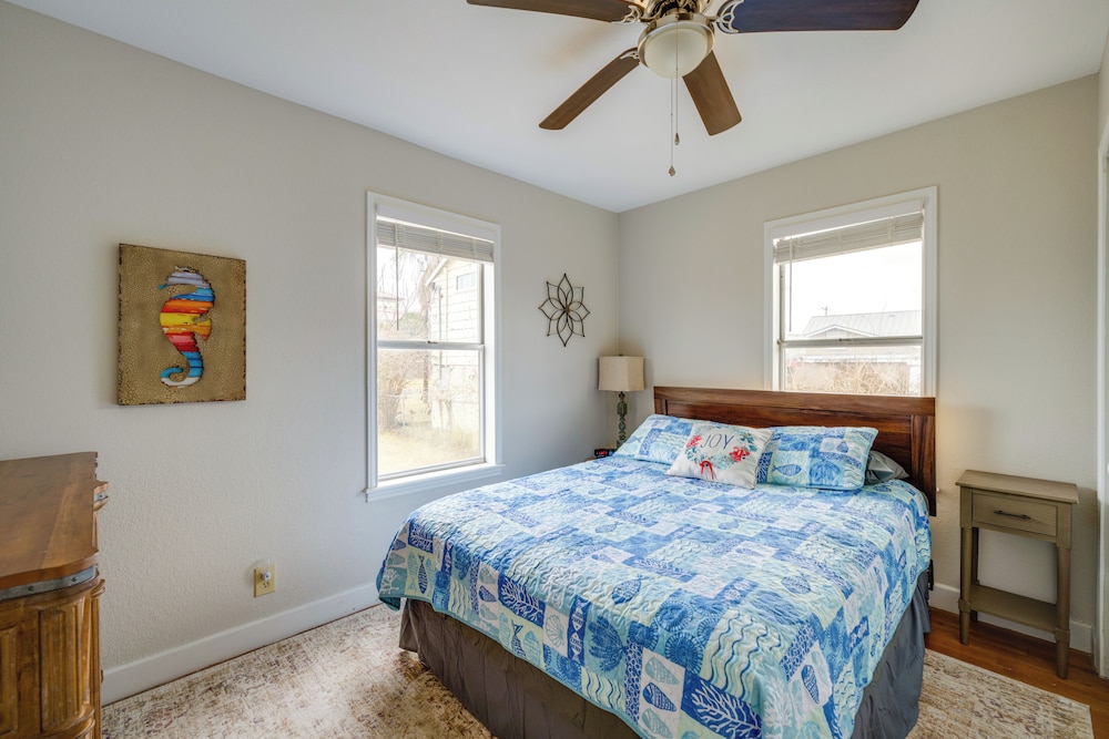 Walk Dtwn: Pet-friendly Townhome in Rockport