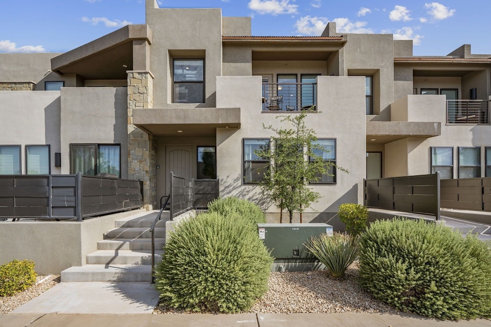 Relax In Style 4 Bedroom Townhouse