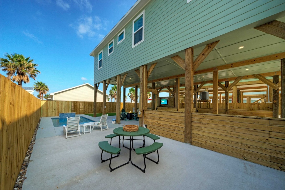 Pool, Firepit + Golf Cart Zone + Near Beach Looney Dunes by Avantstay