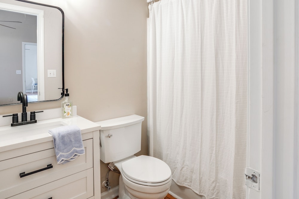 1 Mi to Ole Miss: Pet-friendly Retreat w/ Yard