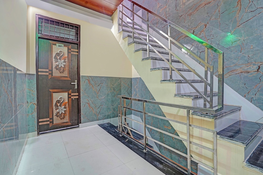 Fabhotel Royal Plaza 62