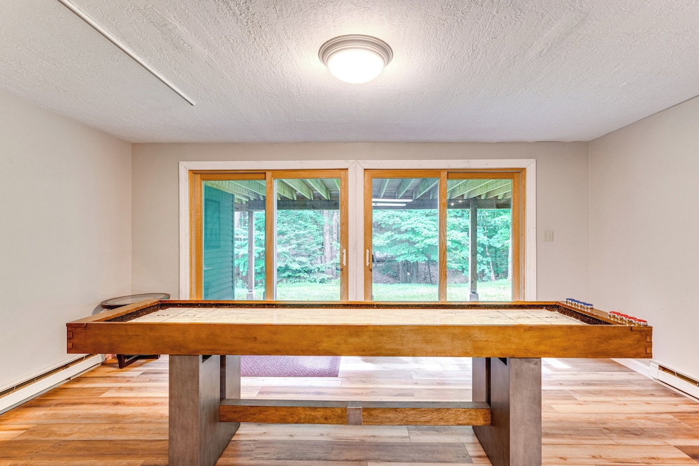 Condo w/ Deck & Grill < 5 Miles to Loon Mountain!