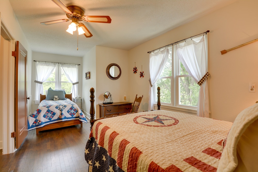 Pet-friendly Home: Patio & Yard in Sheldon view 4
