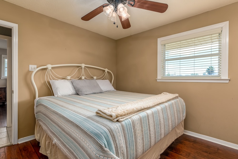 Bay Dream Believer - 853 Desoto Dr Both Sides 6 Bedroom Home by RedAwning view 4