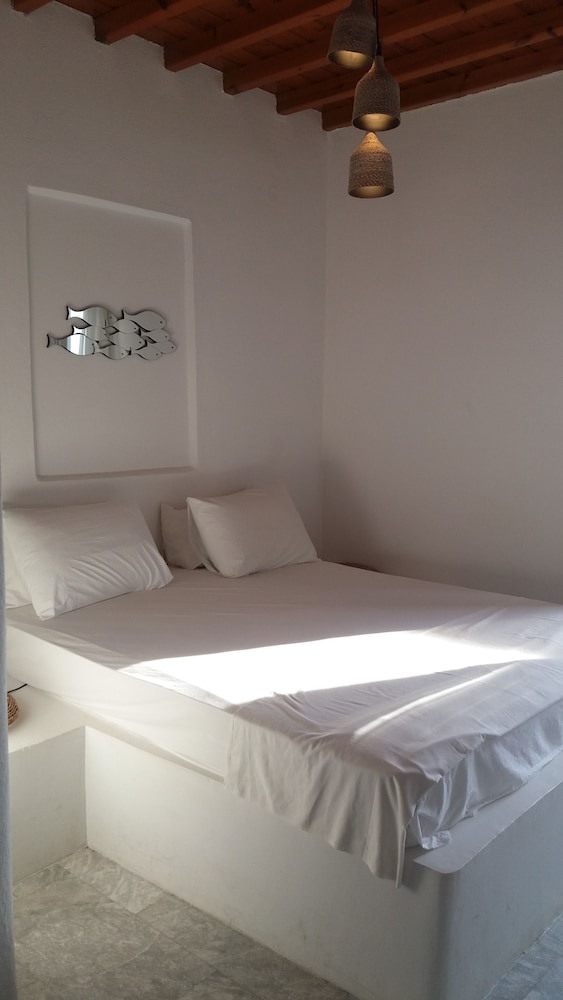 Manos Rooms