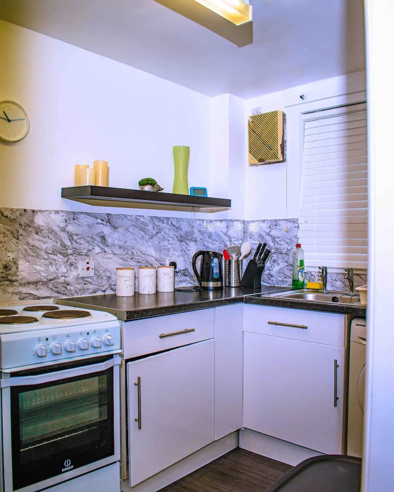 Entire 1-bed Cozy Apartment in of Sheffield view 3