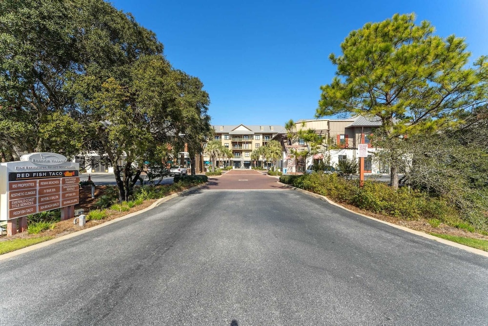 Salty Air & Blue Mountain Flair 3BR Condo w/ Pool, Balcony & Beach Access!