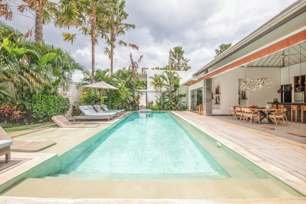Dreamy 5BR Haven, 200m to Berawa's Blissful Beach