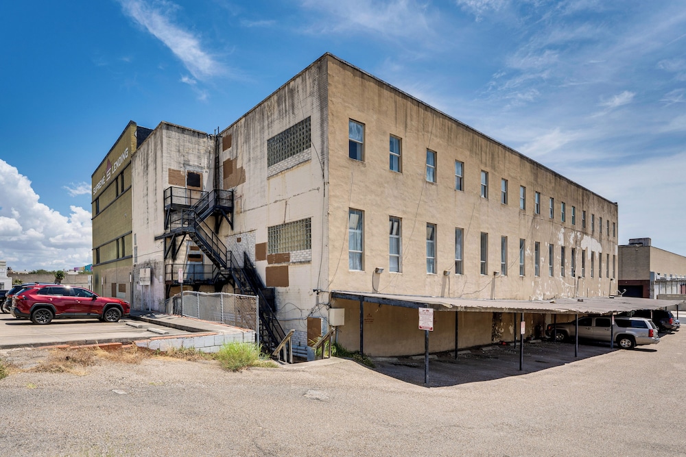 Walk to Corpus Christi Bay: Loft w/ Shaded Parking