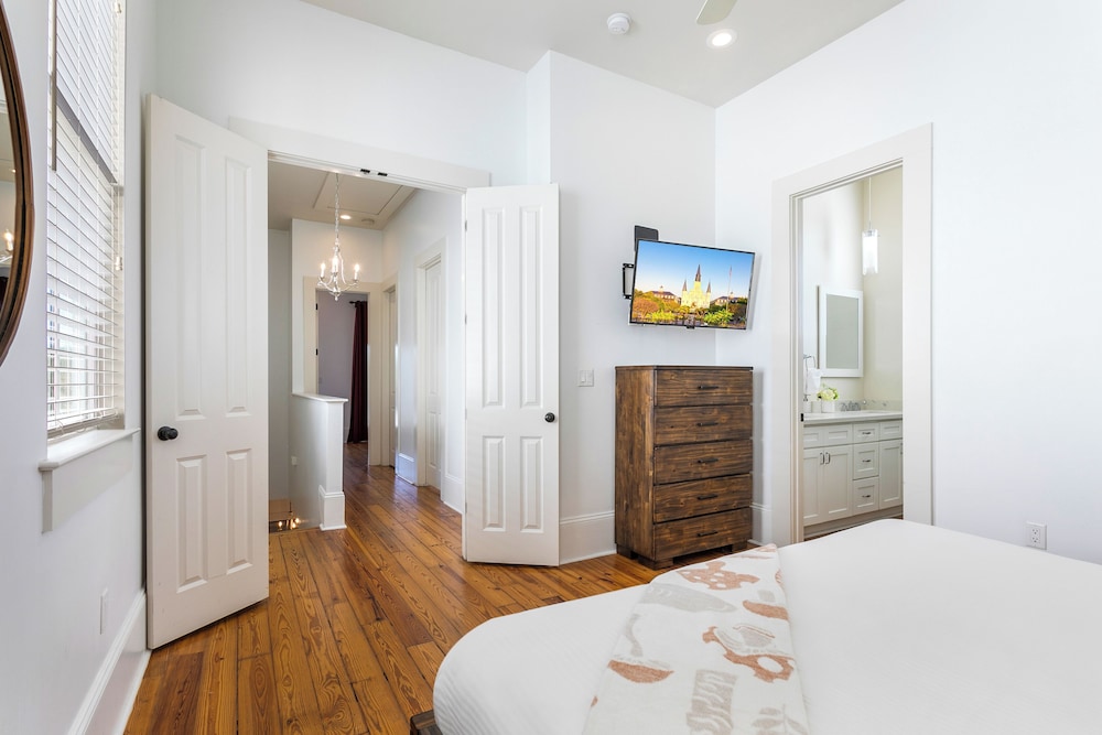 Residences Du Carondelet by Hosteeva