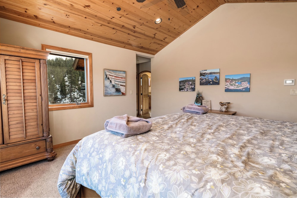 Boulder Cove Lakefront Estate