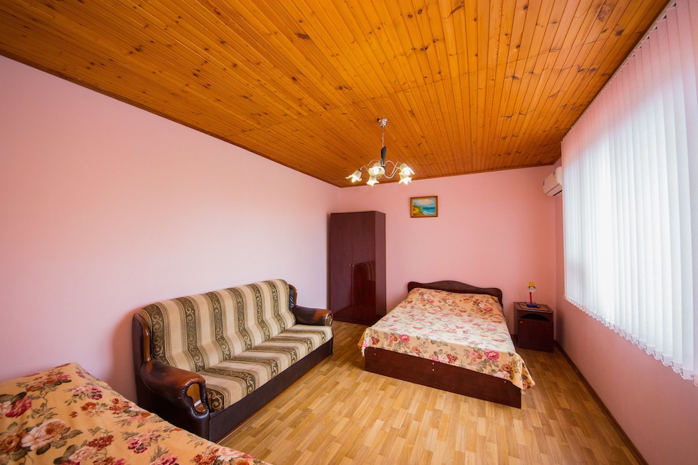 Guest House on Chernomorskaya Ulitsa