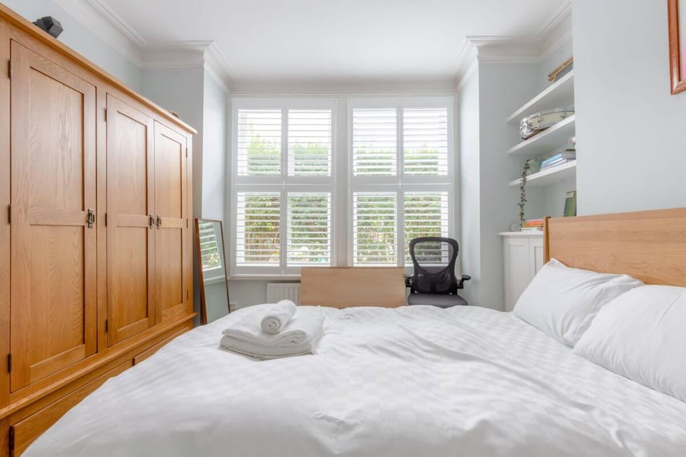 Newly Renovated 2 Bedroom Apartment in Earlsfield With Garden