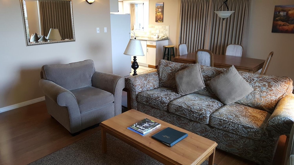 The Cedarwood Inn & Suites