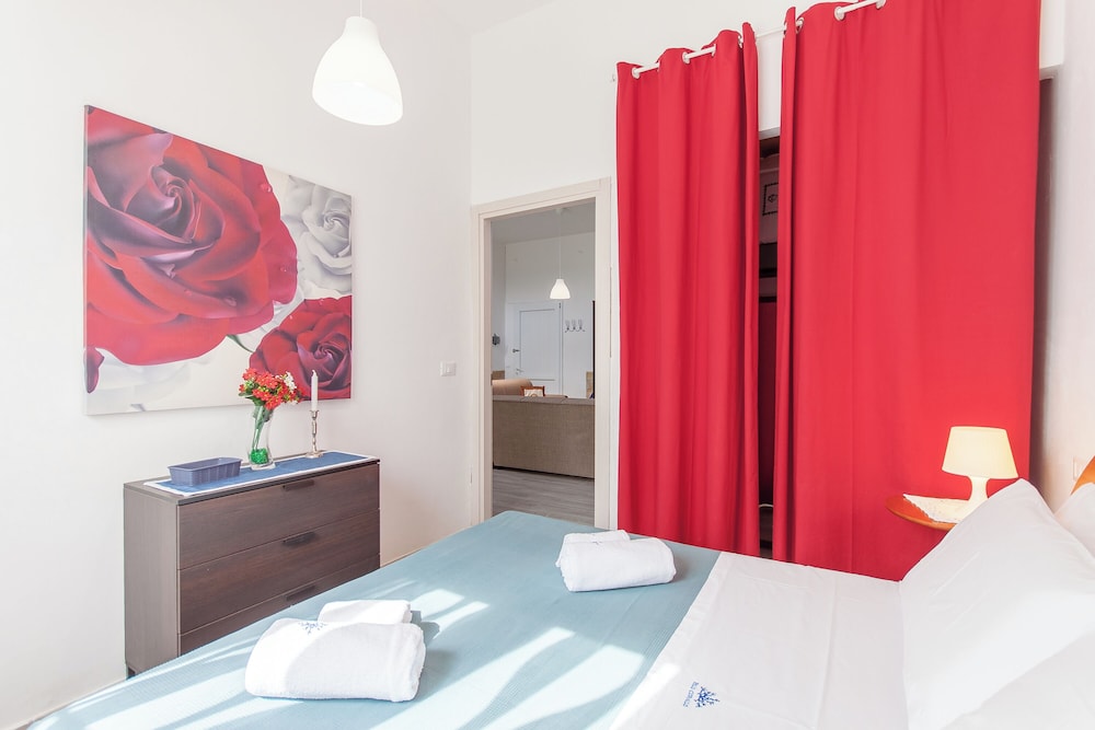 Alcamo Pool House Red