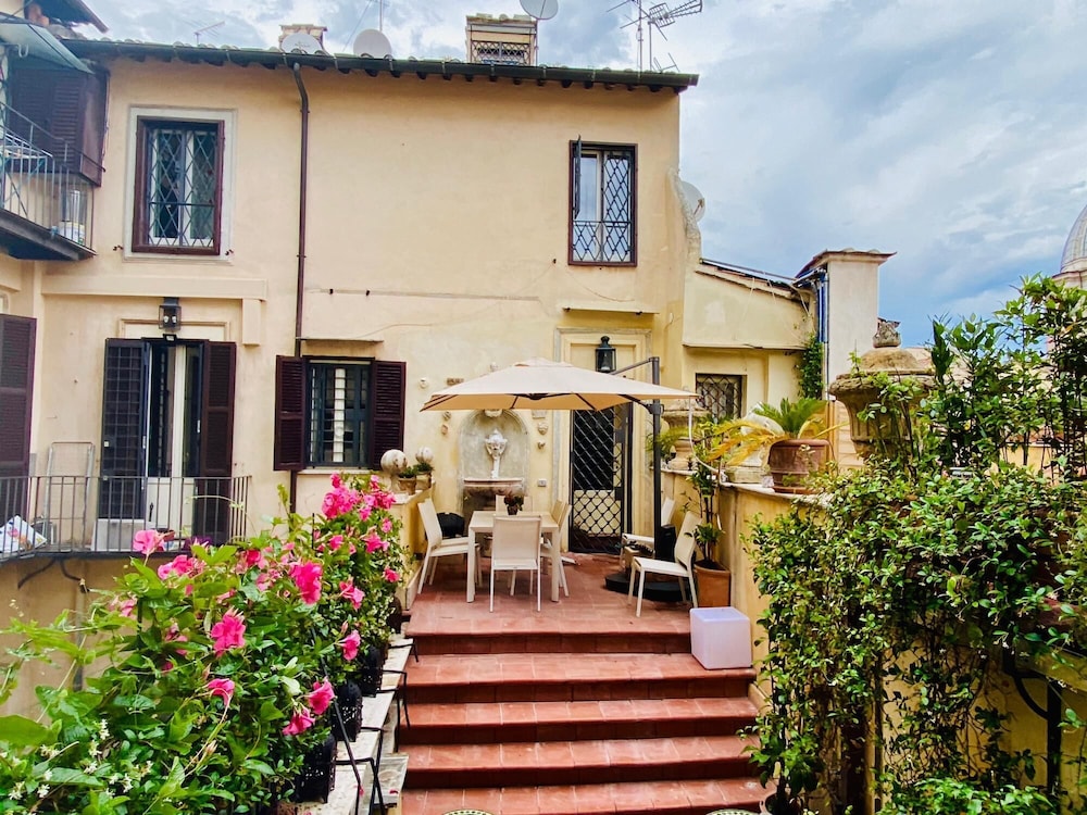 A Prince in Rome Elegant Navona Terrace Apartment