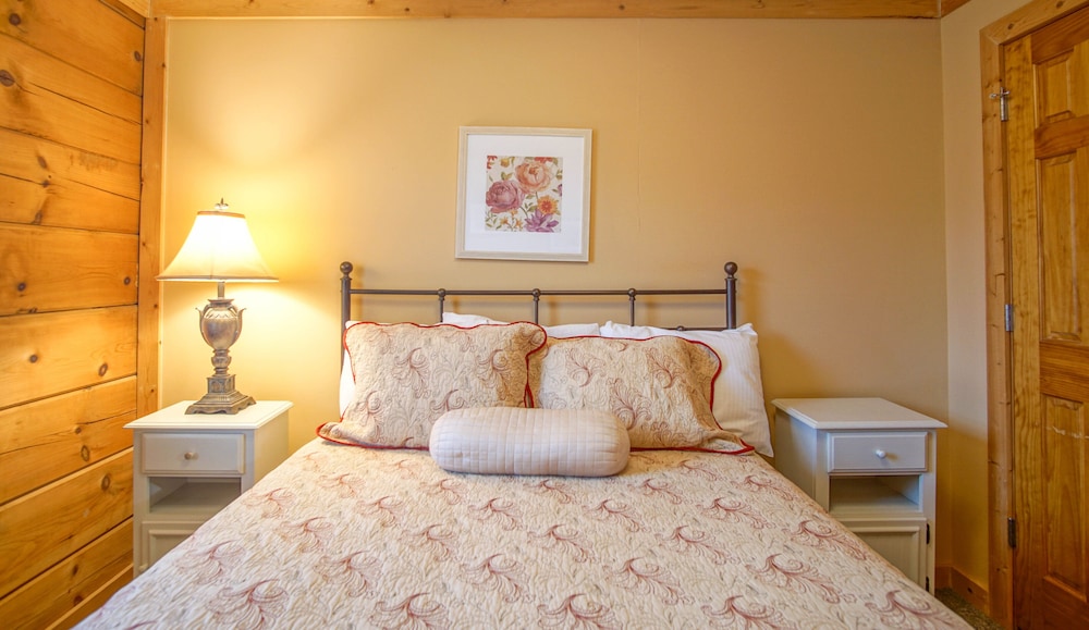 Loggers Run #7: 5 Bedrooms, 3.5 Bath: Slope Side. Overlooks The Ski Trail !