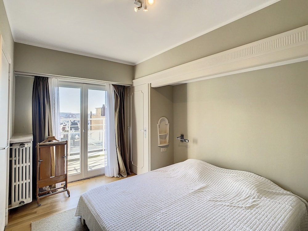 Apartment in Duinbergen With Sea Views
