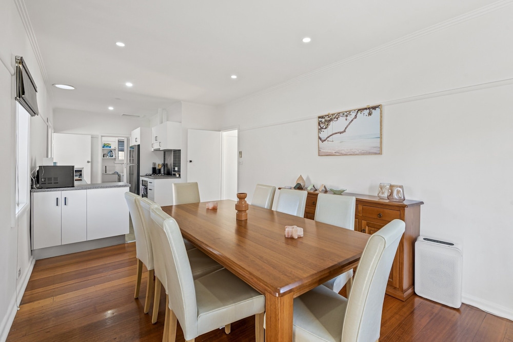 Spacious 3-bed With Outdoor Dining Near Airport