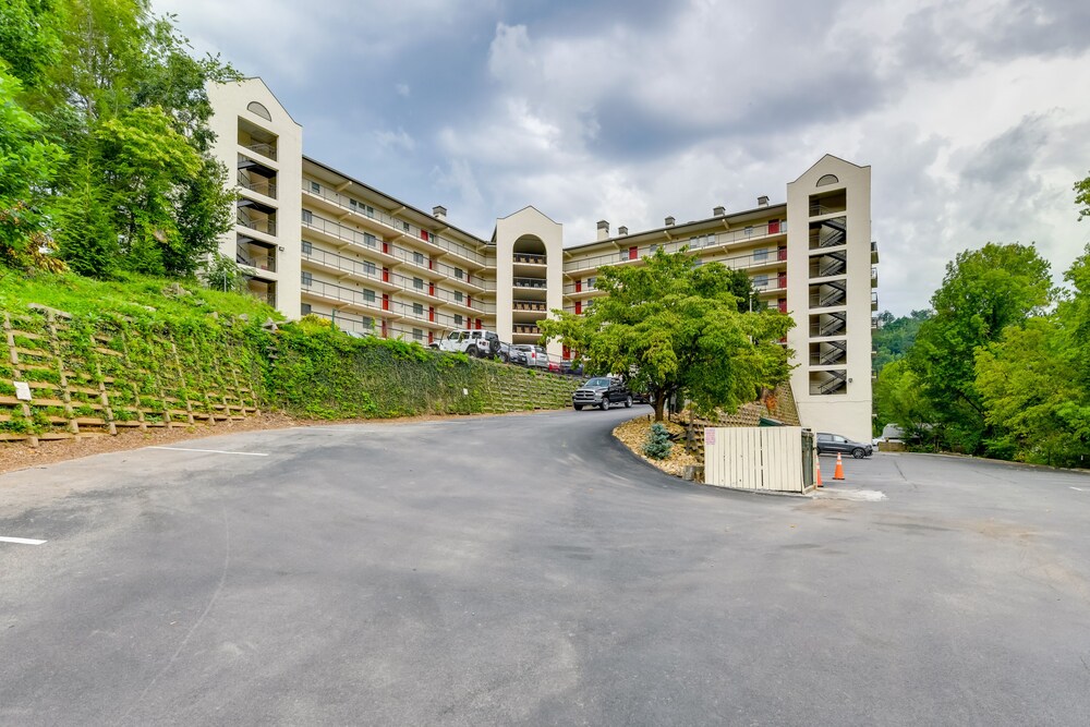 Charming Gatlinburg Condo - Walk to Downtown!