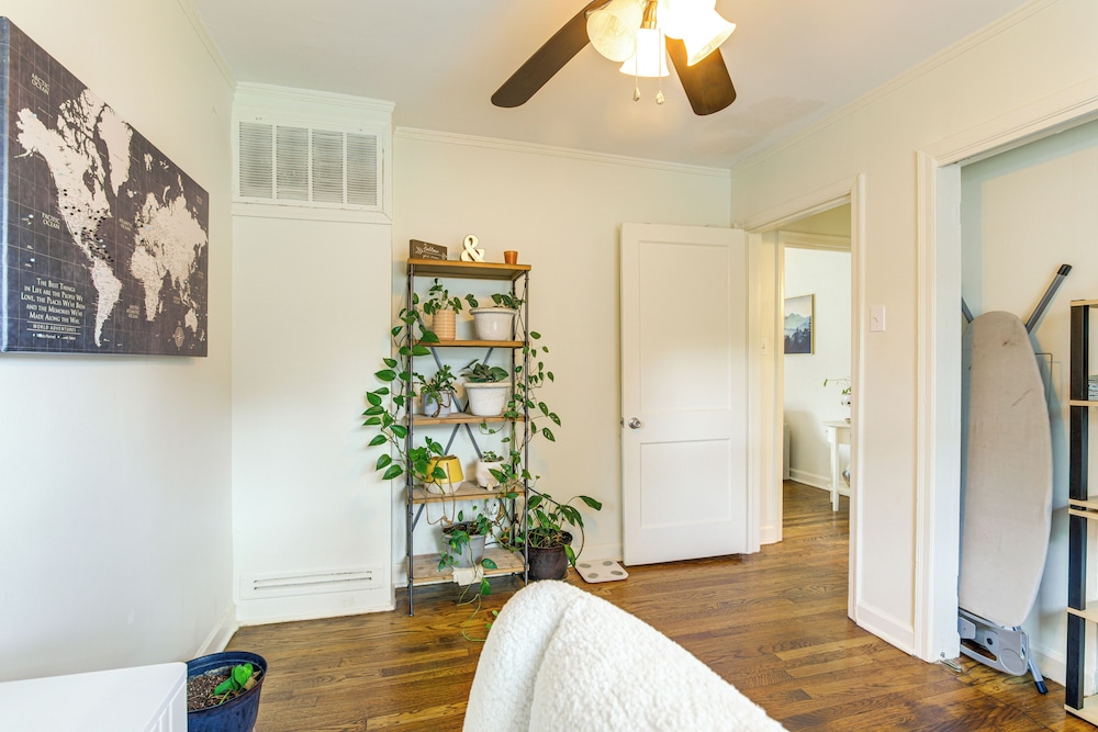 Updated Suburban Retreat: 8 Mi to Dtwn Memphis!