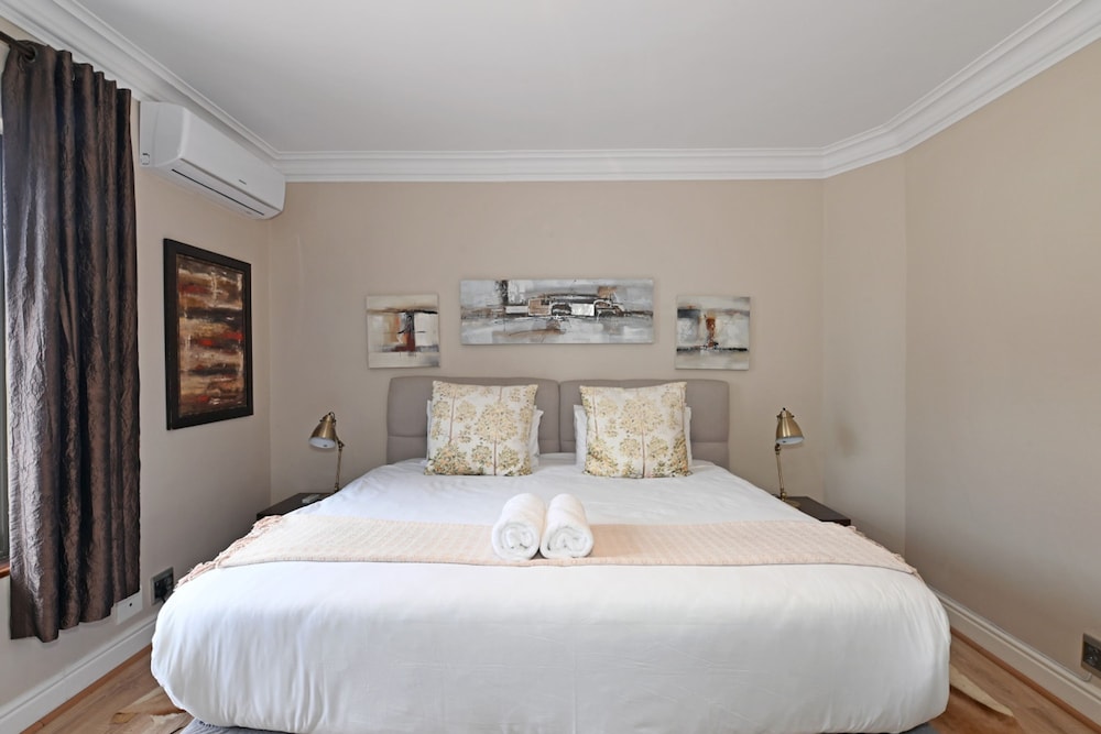 Sunny Sea Point Apartment With Private Balcony