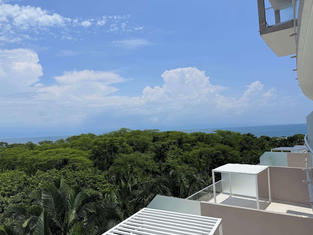 Luxury 2BR Bolongo Ocean View Private Beach