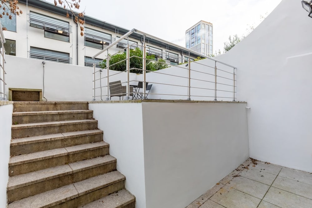 Beautifully Presented 2BD Flat W/patio- Kensington