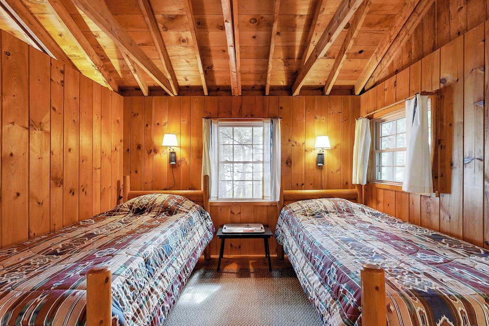 Cozy 1BR Cabin w/ Landscape Views