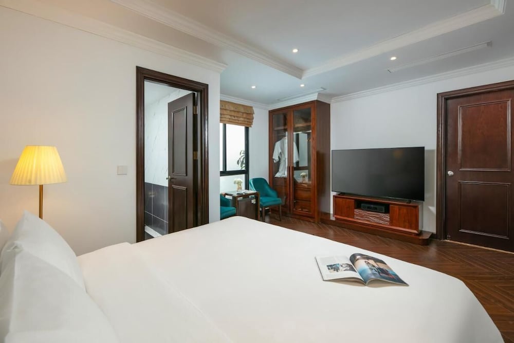 MAY DE Ville Crown Hotel 1