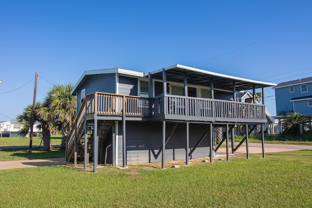 Cute Beach Bungalow Walk to the Beach view 2