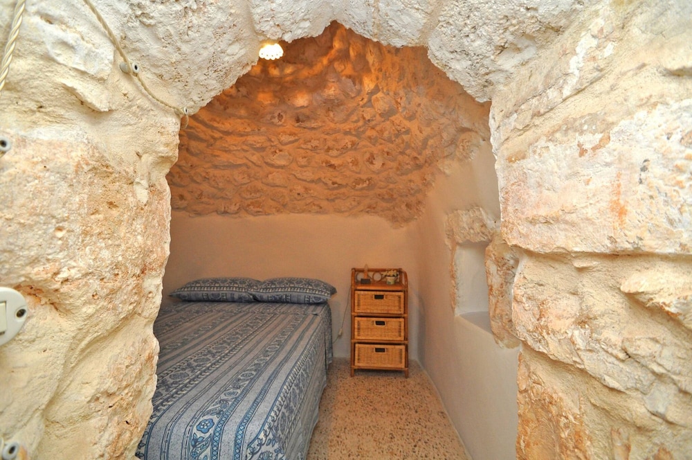 Trullo dei Beneficati a Pochi Metri dal Mare