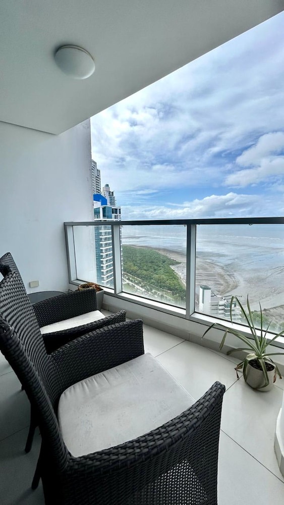Ocean Cafe I Spacious 1 BDR Apt With Sea View
