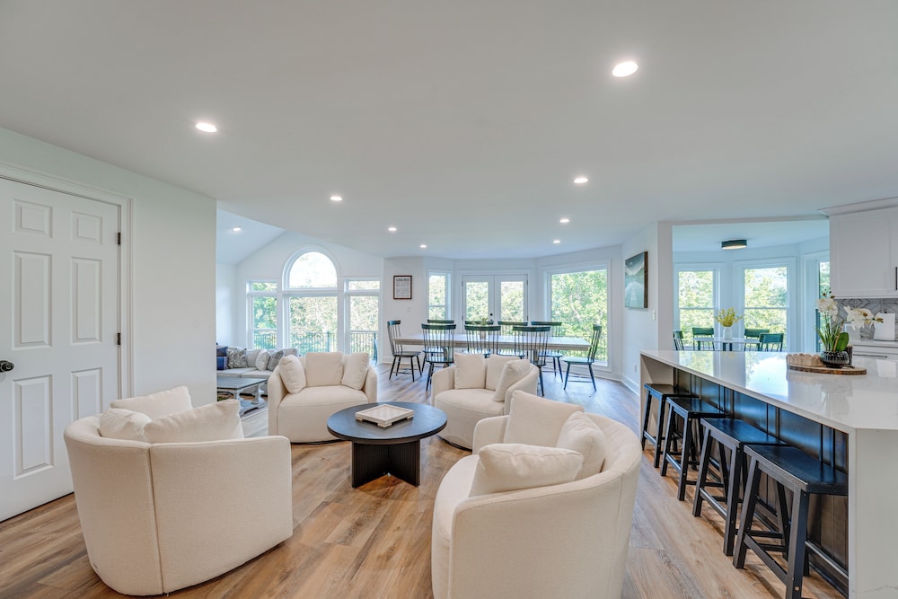 Hot Tub, Decks & 2 Kitchens: Mtn-view Jasper Gem!