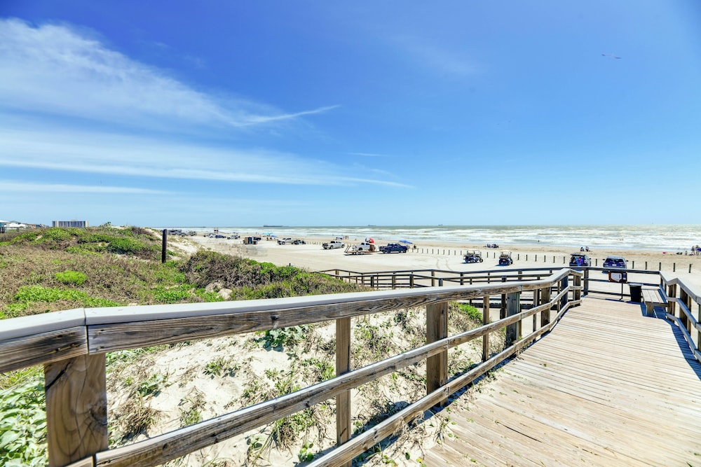 Steps to Beach & Boardwalk: Condo in Port Aransas!