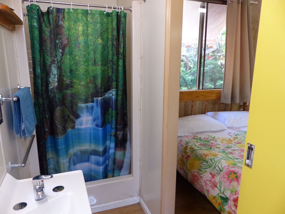 Lake Eacham Tourist Park & Self Contained Cabins