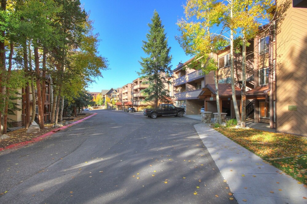 The Lift B8 3 Bedroom Condo by RedAwning view 2