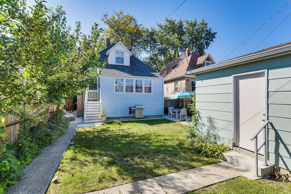 2 Mi to Logan Square: Pet-friendly Unit w/ Yard!
