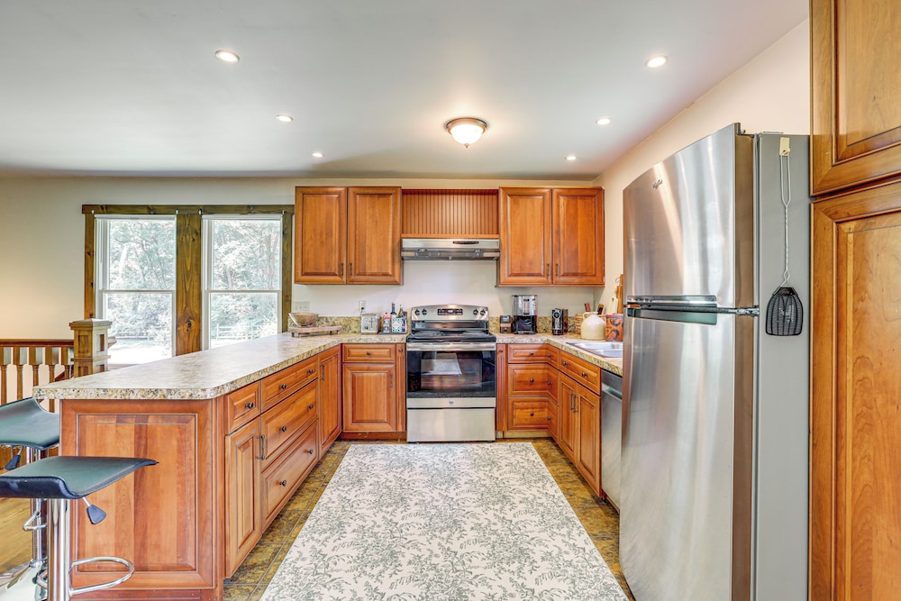 Walk to River: Couples Retreat in Kintnersville!