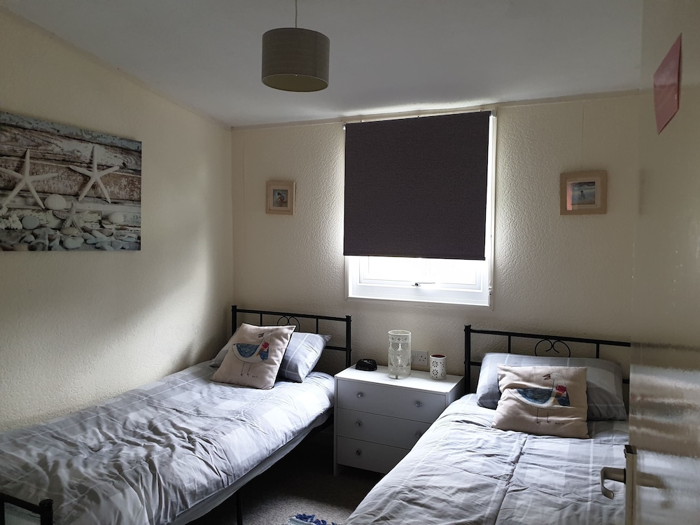 Lovely Lodge Next To The Mansion House Llansteffan view 2