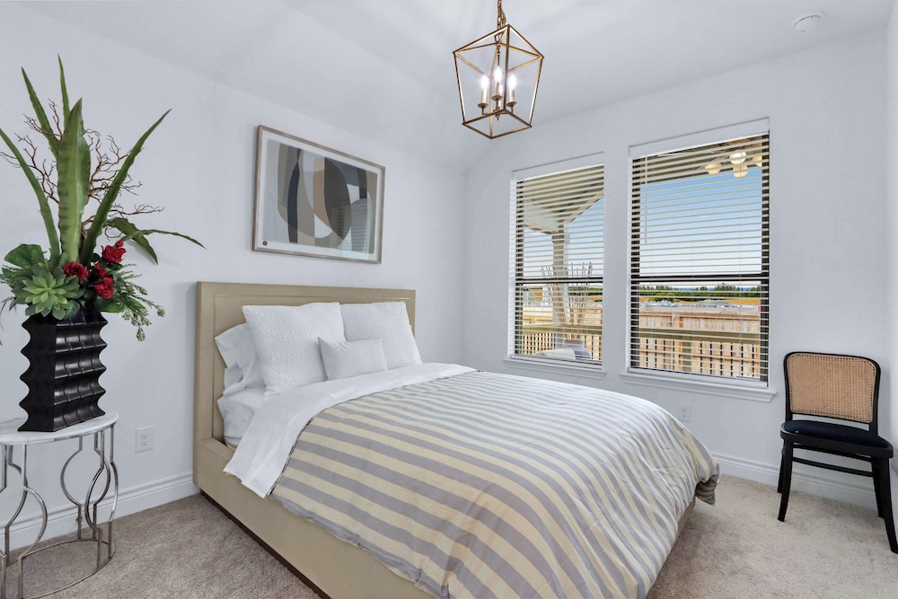 Legacy Haus Modern Stay for 8!