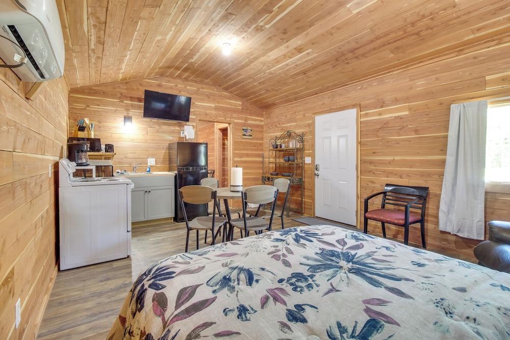 Half-mi to Bull Shoals Lake Access: Angler's Cabin