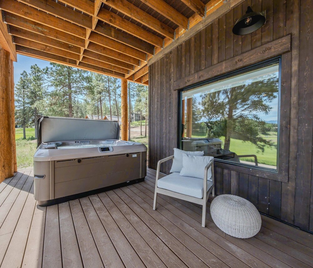 Home on the 10th Hole Home for 8 With Incredible Views & Hot Tub