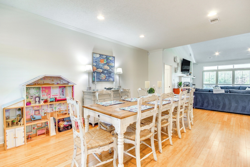 Pool, Fire Pit & Tennis Court: Gem in Bay St Louis